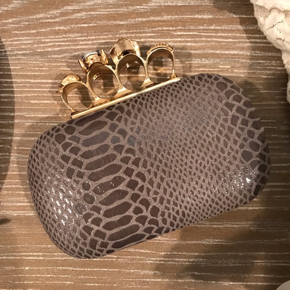 COPY - Skull Finger Wristlet - Picture 2 of 8